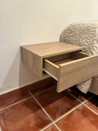 Mesitas de noche flotantes de madera