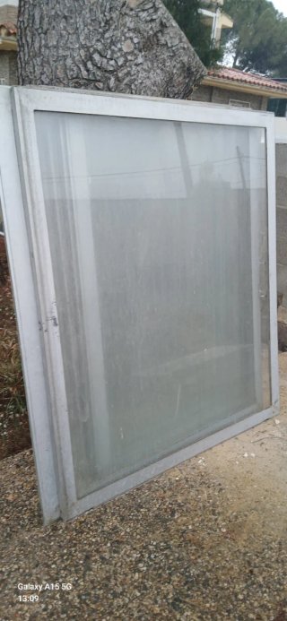 Ventana de cristal con marco