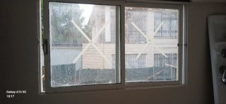 Ventana de cristal con marco