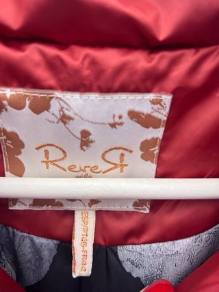 Abrigo de plumas rojo con capucha