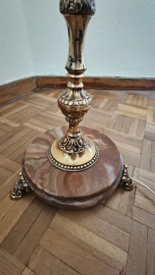 Lámpara de pie elegante con flecos