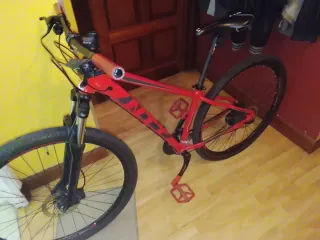 Bicicleta de montaña roja