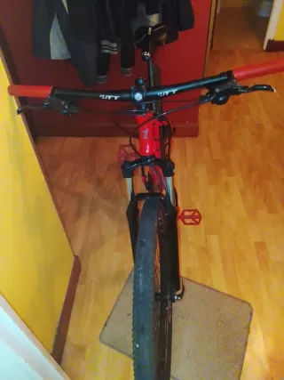 Bicicleta de montaña roja