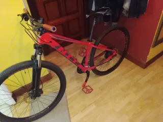 Bicicleta de montaña roja