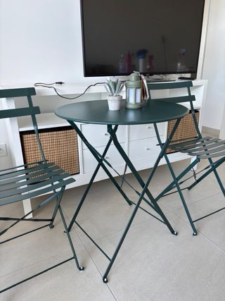 Conjunto mesa y sillas SKLUM verde SIN ESTRENAR