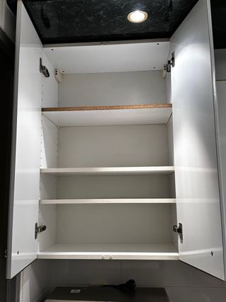 Armario cocina blanco con puertas abatibles