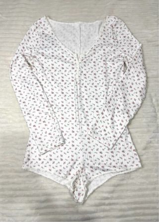 Mono pijama floral blanco y rosa