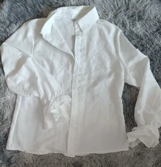 Camisa blanca y pantalón negro