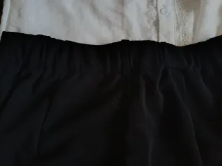 Camisa blanca y pantalón negro