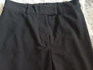 Camisa blanca y pantalón negro