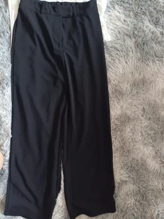 Camisa blanca y pantalón negro