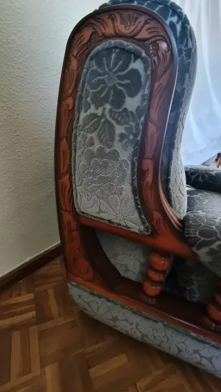 2 sillones de tela y madera labrada