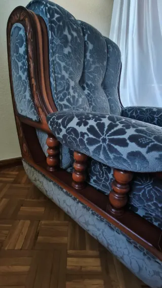 2 sillones de tela y madera labrada