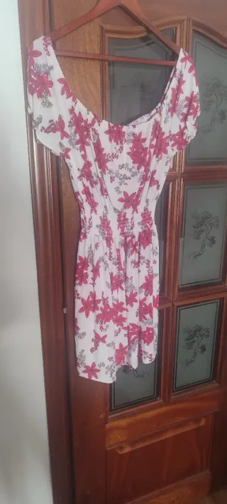 Mono corto floral rojo  y blanco.