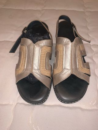 Sandalias Beige y Doradas Talla 39