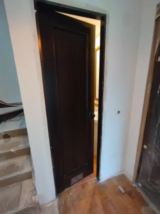 Puerta madera maciza con bisagras y manilla