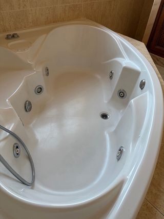 Jacuzzi de esquina beige y blanco