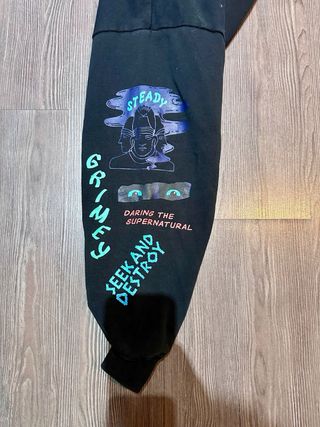 Sudadera Negra con Estampado Gráfico