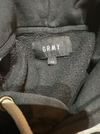 Sudadera Negra con Estampado Gráfico