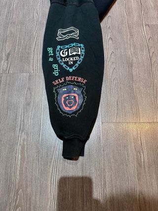 Sudadera Negra con Estampado Gráfico