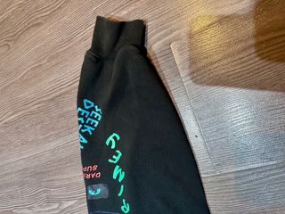 Sudadera Negra con Estampado Gráfico