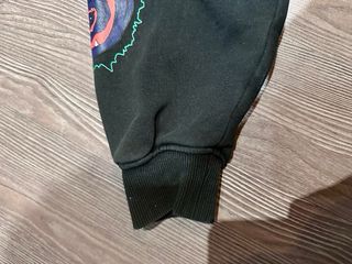 Sudadera Negra con Estampado Gráfico