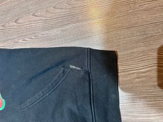 Sudadera Negra con Estampado Gráfico