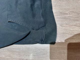 Sudadera Negra con Estampado Gráfico