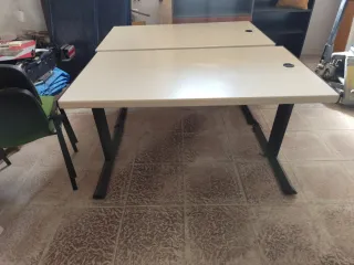Mesa de oficina beige y negra