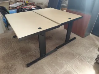 Mesa de oficina beige y negra