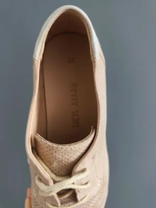 Zapatos vestir unisex beige perforados