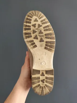 Zapatos vestir unisex beige perforados