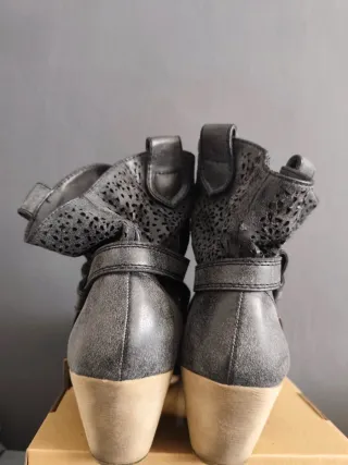 Botines grises con hebilla y detalles