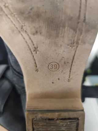 Botines grises con hebilla y detalles