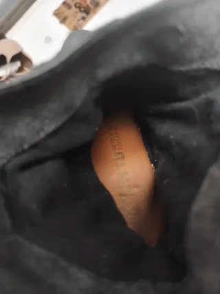 Botines grises con hebilla y detalles