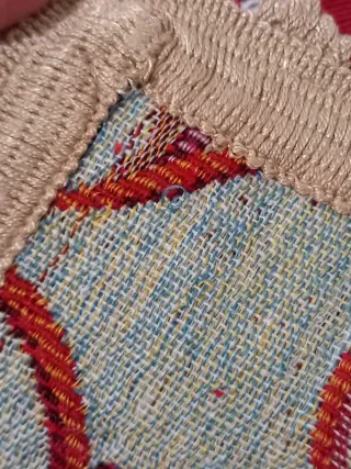 Copriletto rosso con decoro floreale.