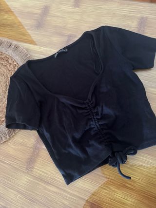 Camiseta Zara negra fruncida
