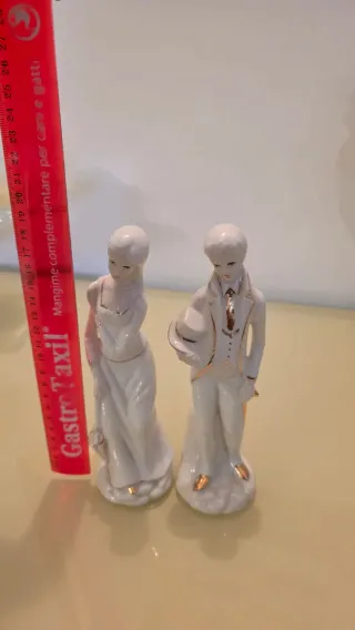 Coppia statuette porcellana con dettagli oro
