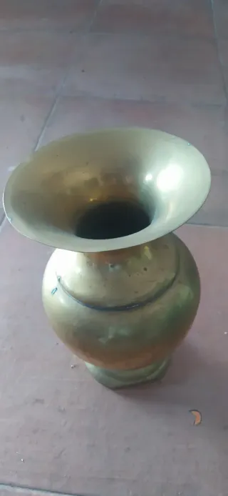 Escupidera de latón antigua