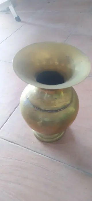 Escupidera de latón antigua