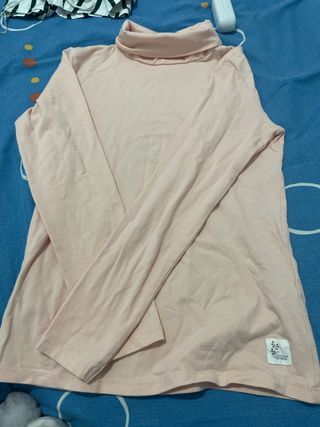 Camiseta fina cuello alto rosa