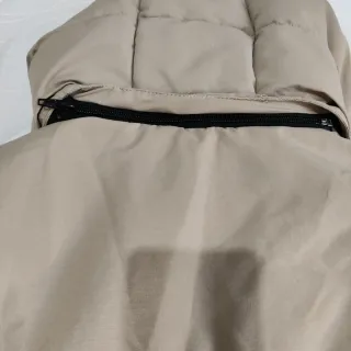 Abrigo plumífero parka beige y negro