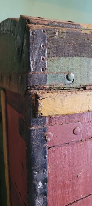 Baúl antiguo de madera multicolor