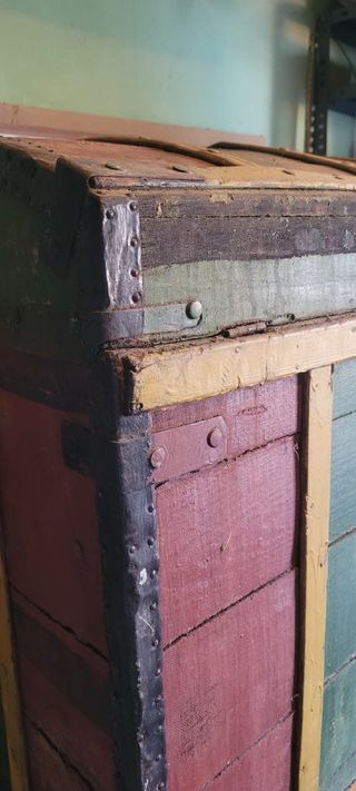 Baúl antiguo de madera multicolor