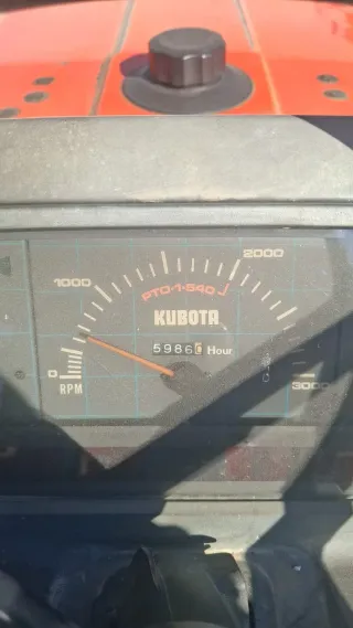 Tractor Kubota M7030F Naranja