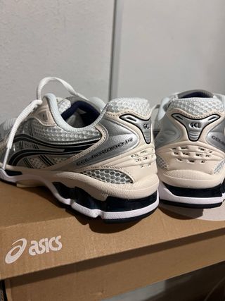 Zapatillas Asics Plata y Blanco
