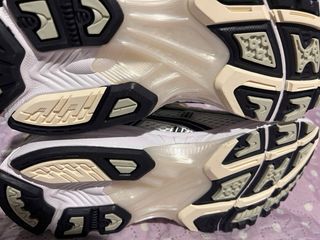 Zapatillas Asics Plata y Blanco