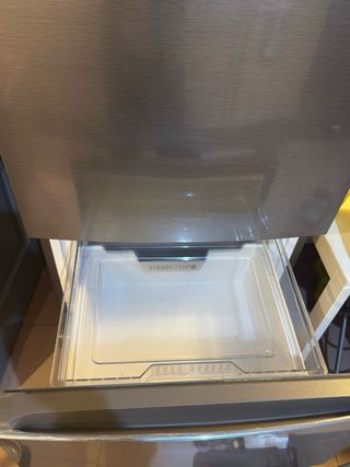 Nevera Haier plateada con congelador