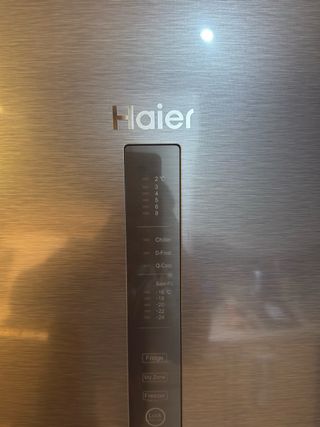 Nevera Haier plateada con congelador