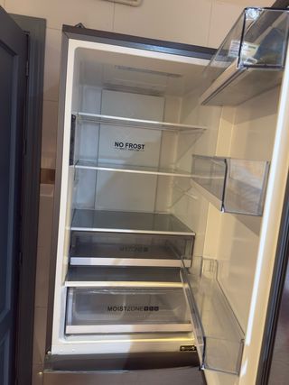 Nevera Haier plateada con congelador